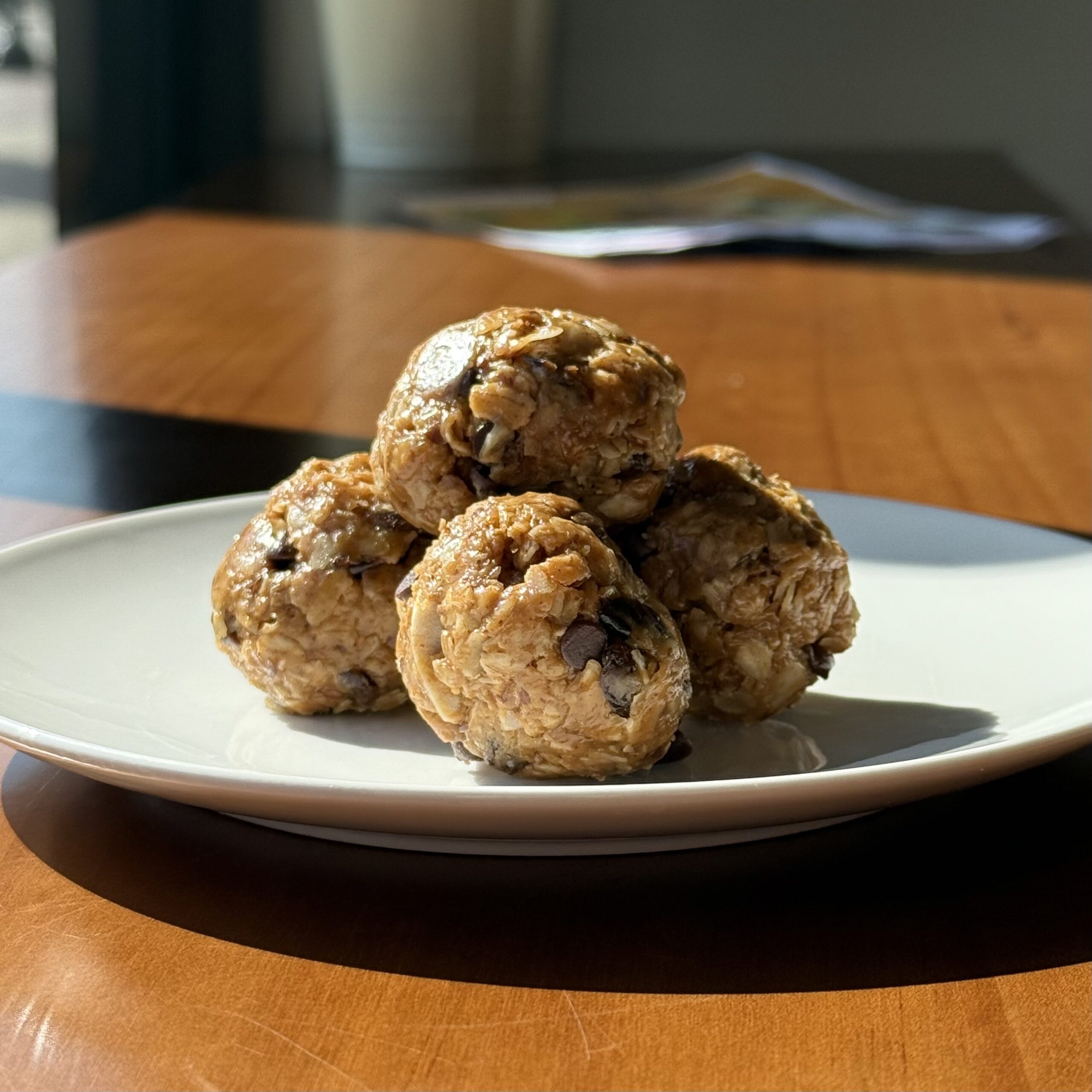 energy bites with peanut butter, oats, chocolate chips and coconut
